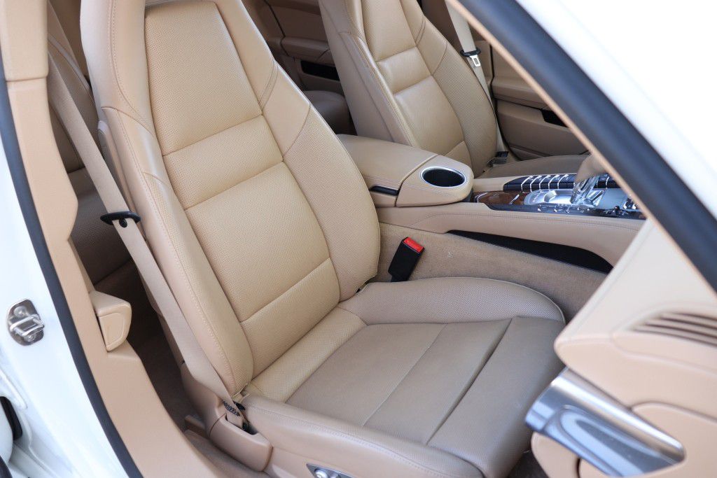 Photo 34 of this PORSCHE PANAMERA