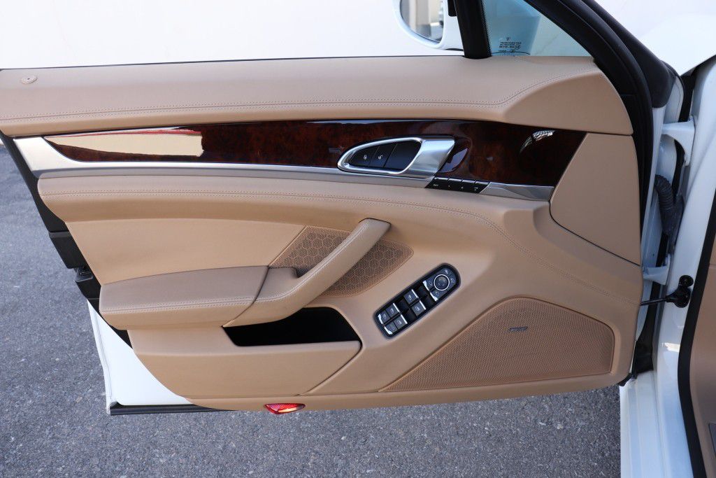 Photo 36 of this PORSCHE PANAMERA