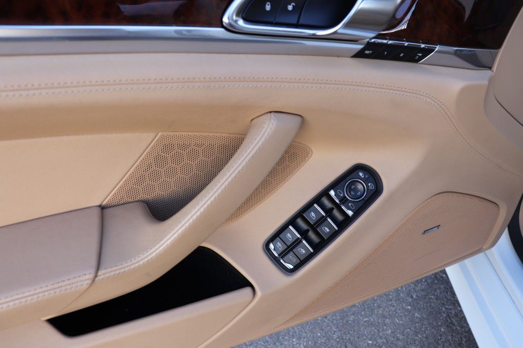 Photo 37 of this PORSCHE PANAMERA