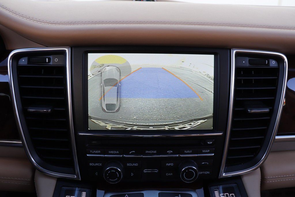 Photo 47 of this PORSCHE PANAMERA
