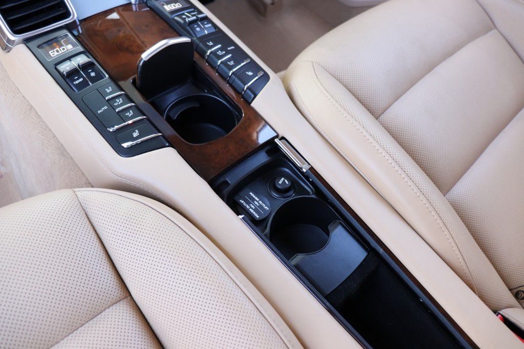 Photo 70 of this PORSCHE PANAMERA