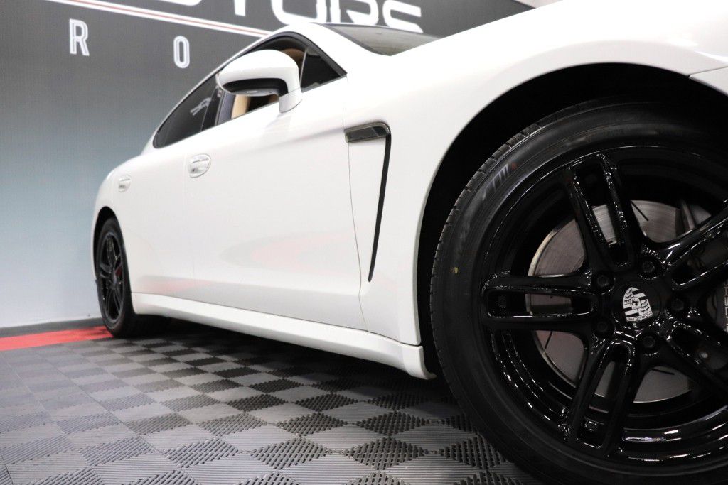 Photo 76 of this PORSCHE PANAMERA