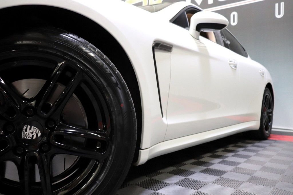 Photo 77 of this PORSCHE PANAMERA