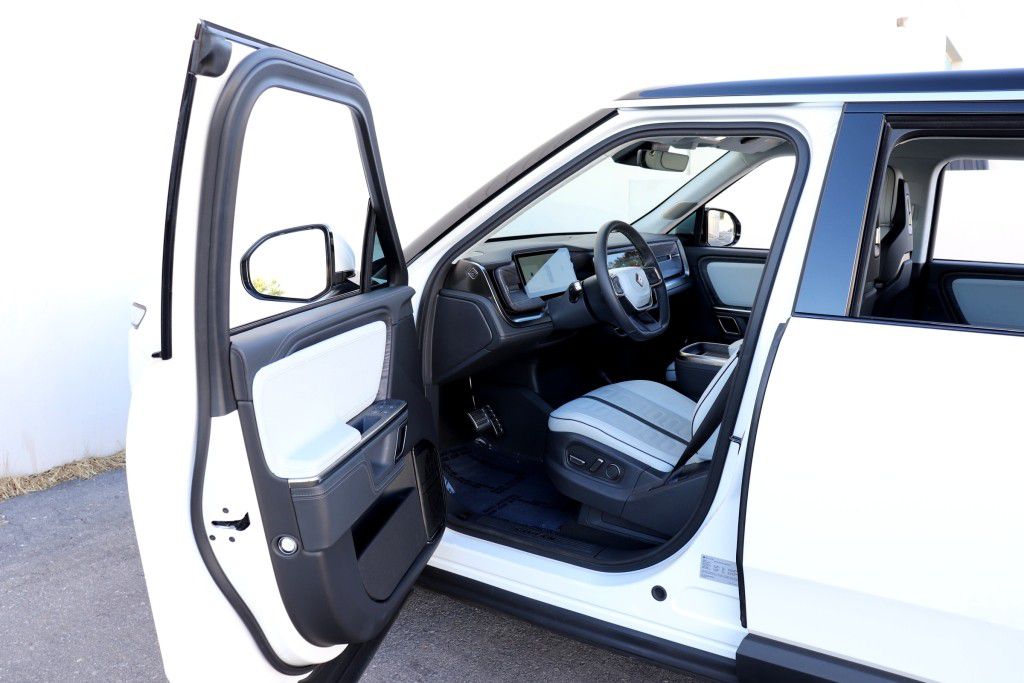 Photo 2 of this RIVIAN R1S ADVENTURE