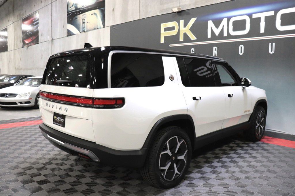 Photo 9 of this RIVIAN R1S ADVENTURE