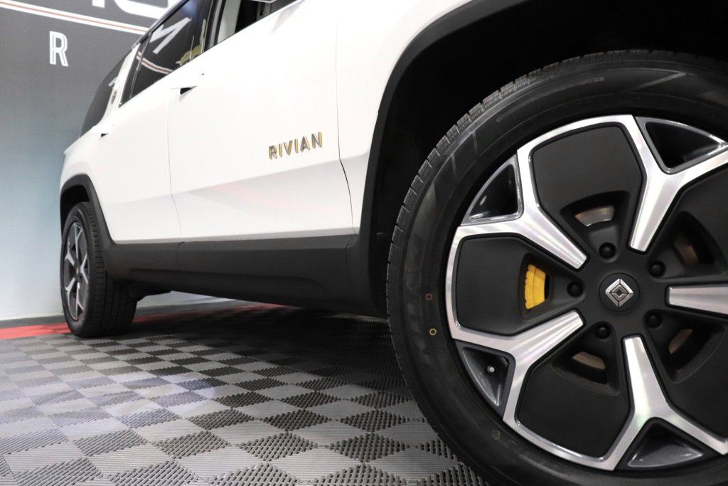 Photo 80 of this RIVIAN R1S ADVENTURE