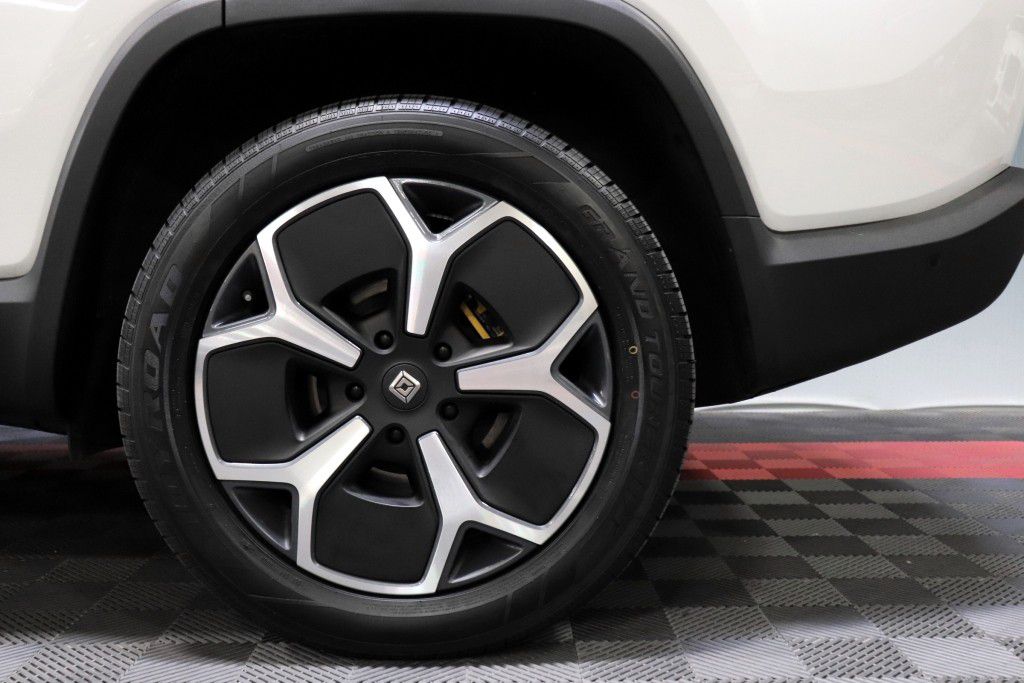 Photo 86 of this RIVIAN R1S ADVENTURE