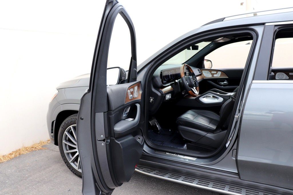 Photo 2 of this MERCEDES-BENZ GLS 580 4MATIC