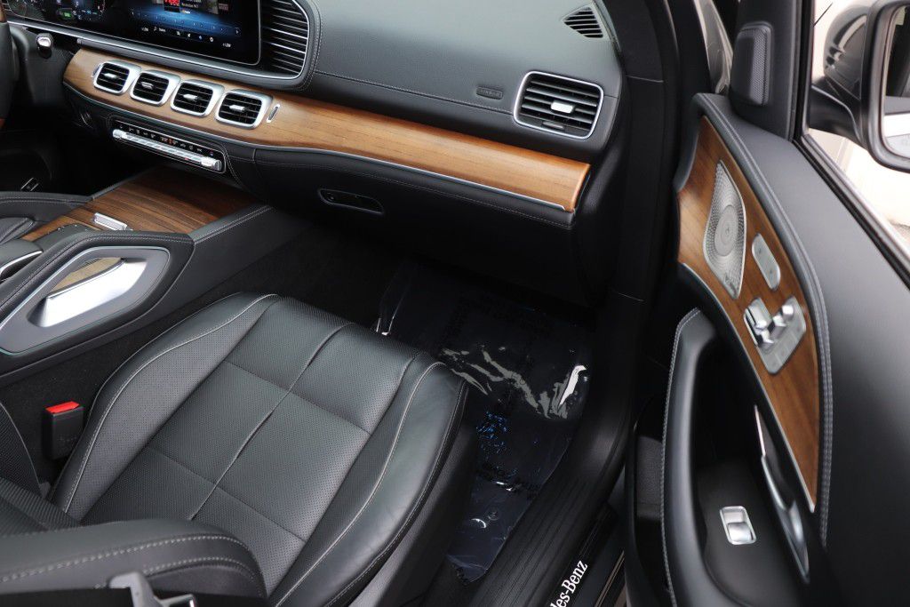 Photo 35 of this MERCEDES-BENZ GLS 580 4MATIC
