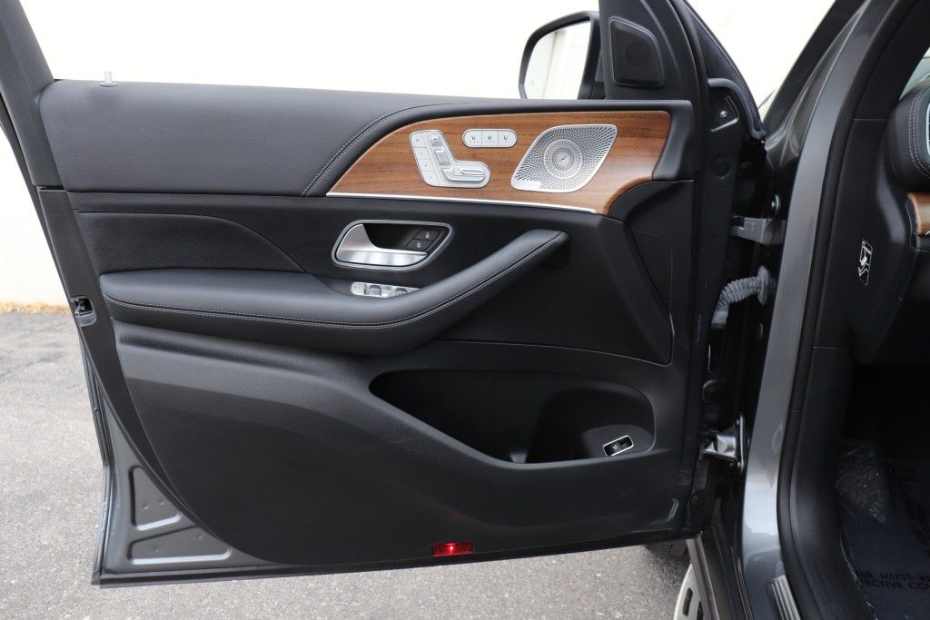 Photo 42 of this MERCEDES-BENZ GLS 580 4MATIC