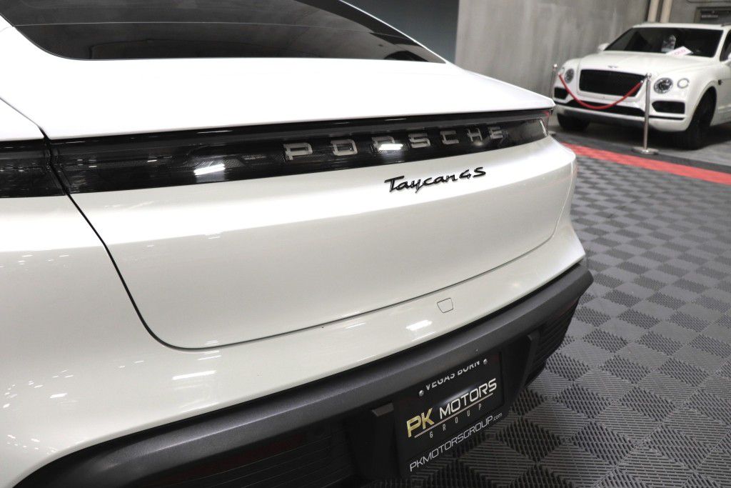 Photo 6 of this PORSCHE TAYCAN 4S