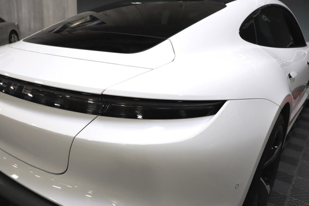 Photo 8 of this PORSCHE TAYCAN 4S