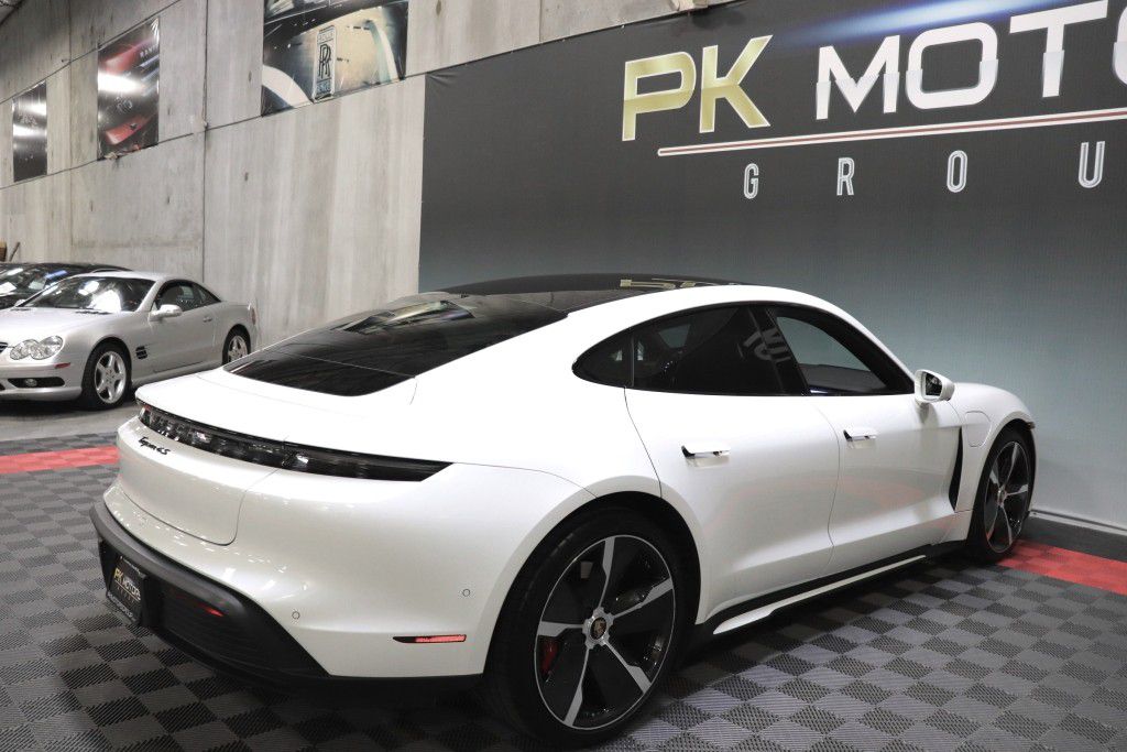 Photo 9 of this PORSCHE TAYCAN 4S
