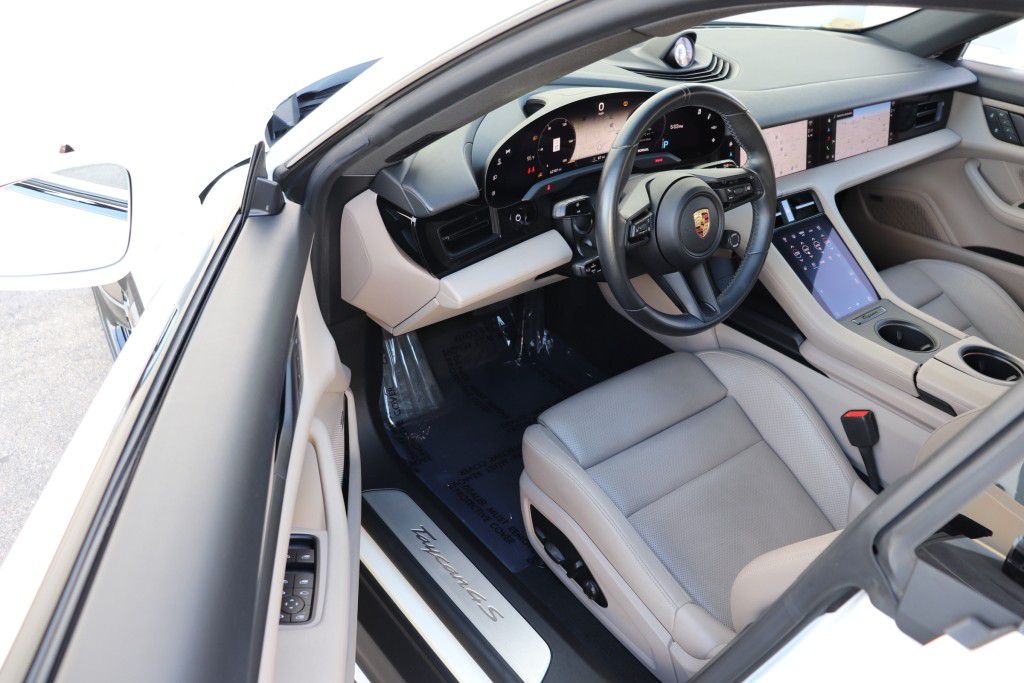 Photo 15 of this PORSCHE TAYCAN 4S