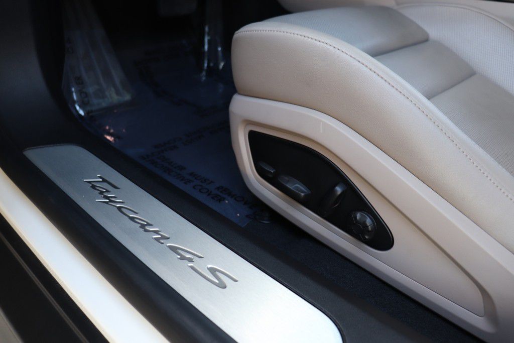 Photo 16 of this PORSCHE TAYCAN 4S