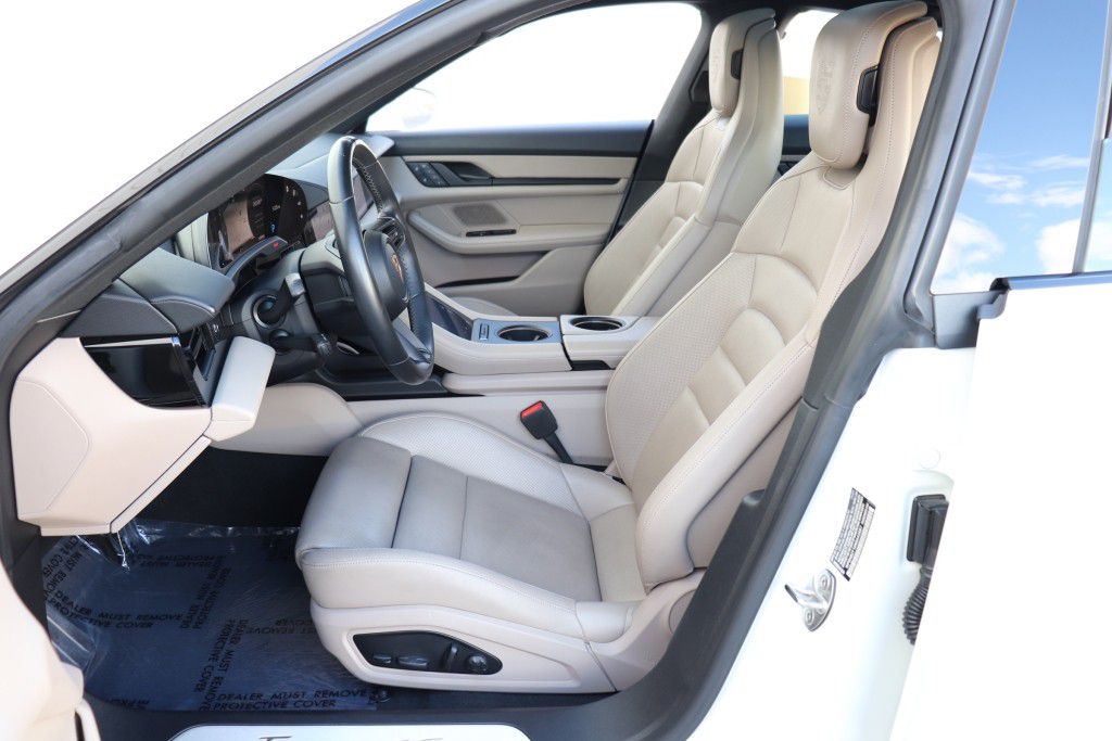 Photo 17 of this PORSCHE TAYCAN 4S