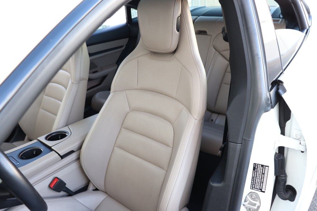 Photo 18 of this PORSCHE TAYCAN 4S