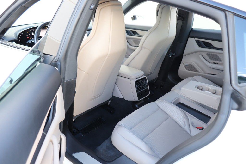 Photo 19 of this PORSCHE TAYCAN 4S