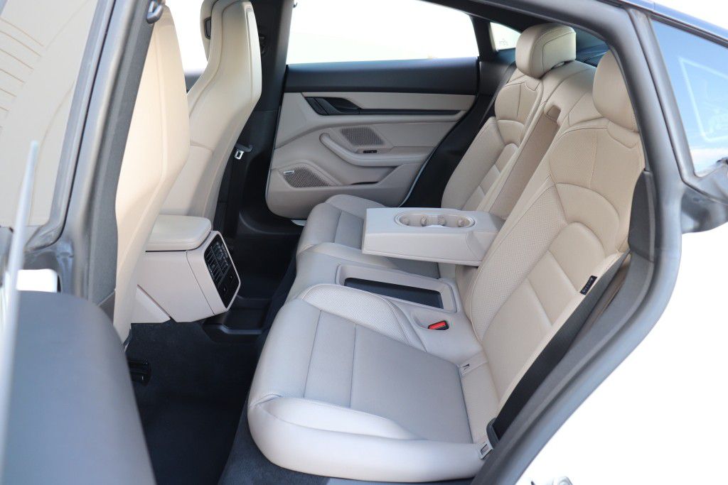 Photo 20 of this PORSCHE TAYCAN 4S