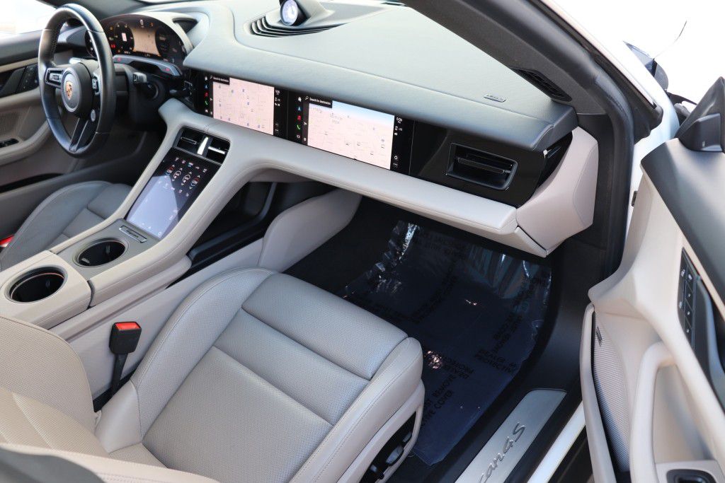 Photo 30 of this PORSCHE TAYCAN 4S