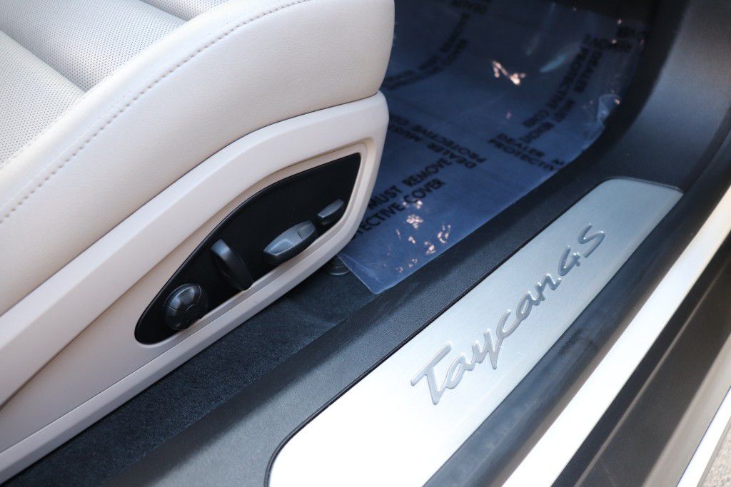Photo 31 of this PORSCHE TAYCAN 4S