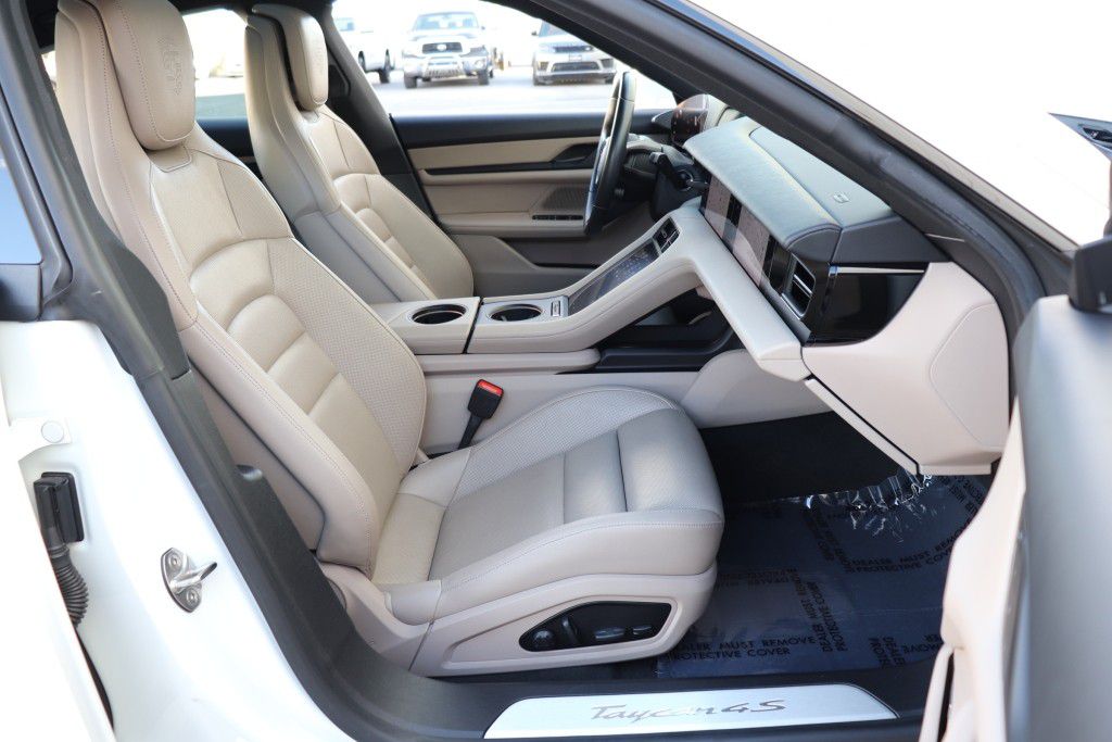 Photo 32 of this PORSCHE TAYCAN 4S