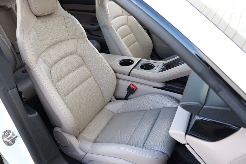 Photo 33 of this PORSCHE TAYCAN 4S