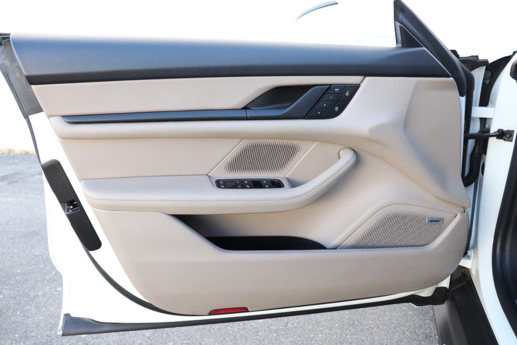 Photo 37 of this PORSCHE TAYCAN 4S