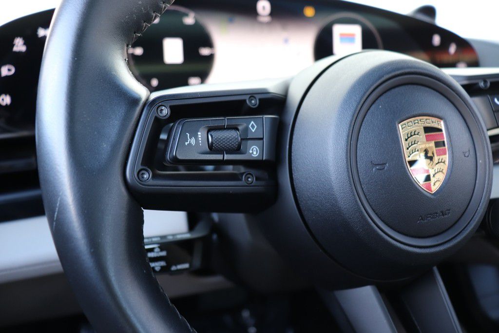 Photo 40 of this PORSCHE TAYCAN 4S