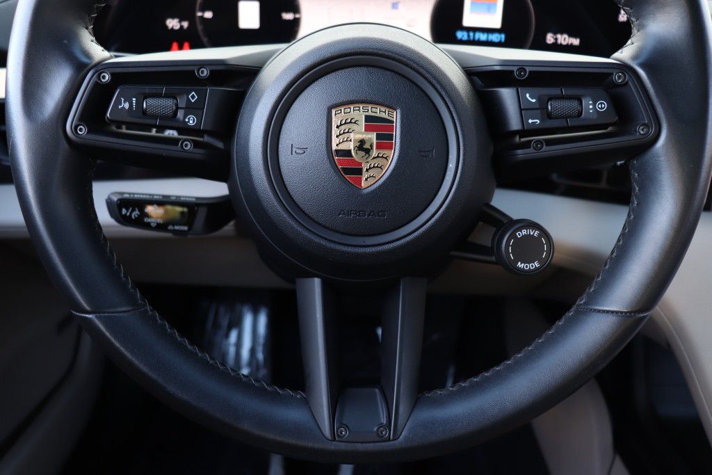 Photo 41 of this PORSCHE TAYCAN 4S