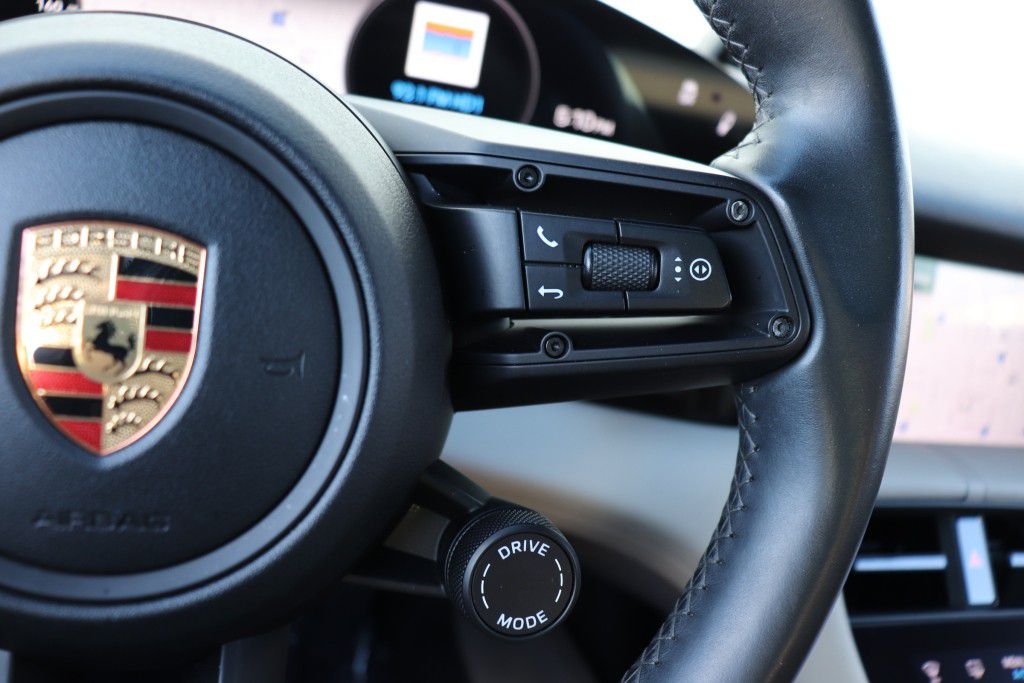 Photo 42 of this PORSCHE TAYCAN 4S