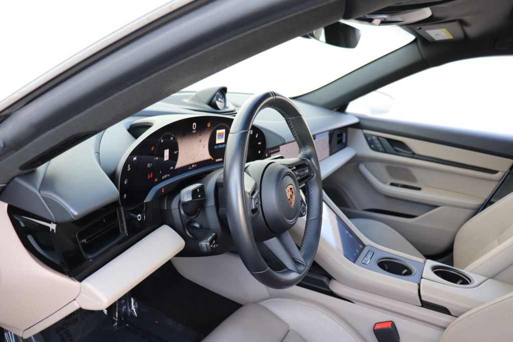 Photo 49 of this PORSCHE TAYCAN 4S