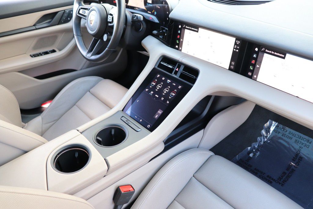 Photo 54 of this PORSCHE TAYCAN 4S