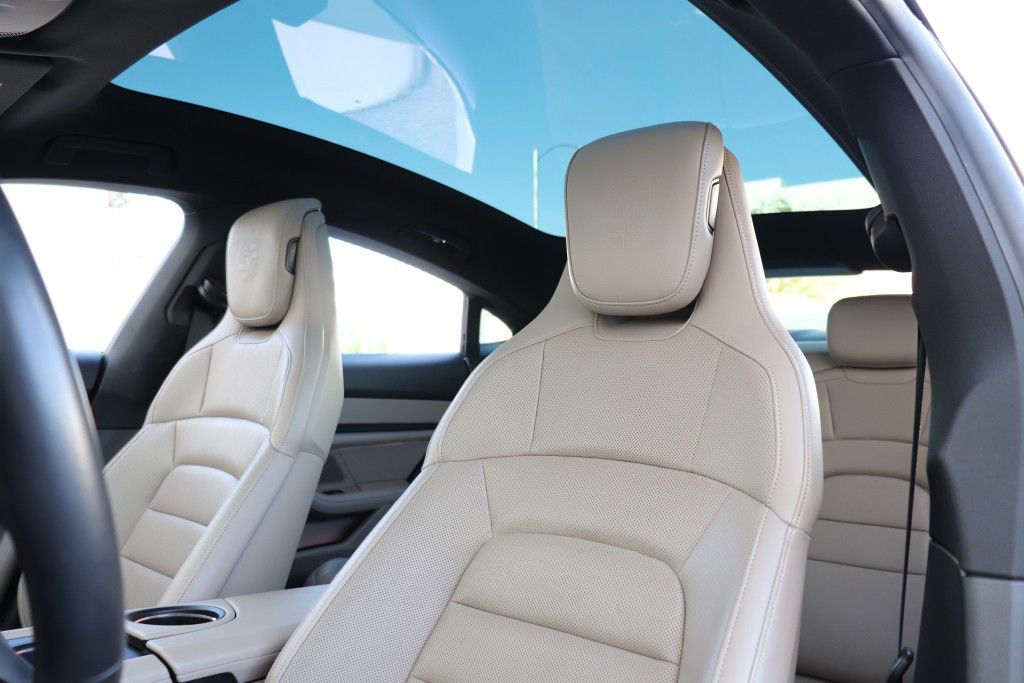 Photo 61 of this PORSCHE TAYCAN 4S