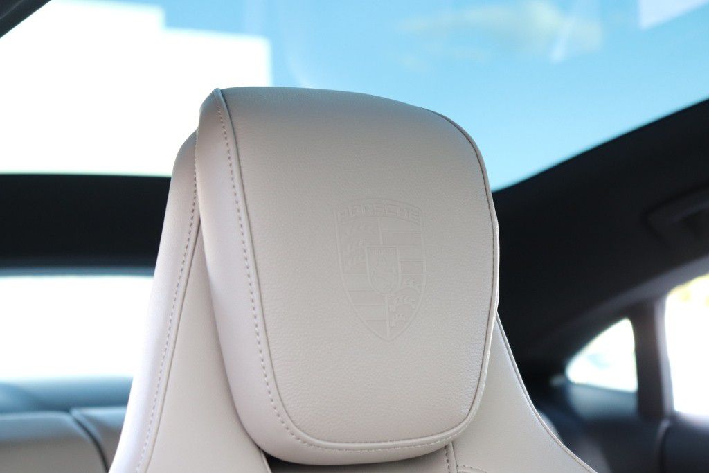Photo 62 of this PORSCHE TAYCAN 4S