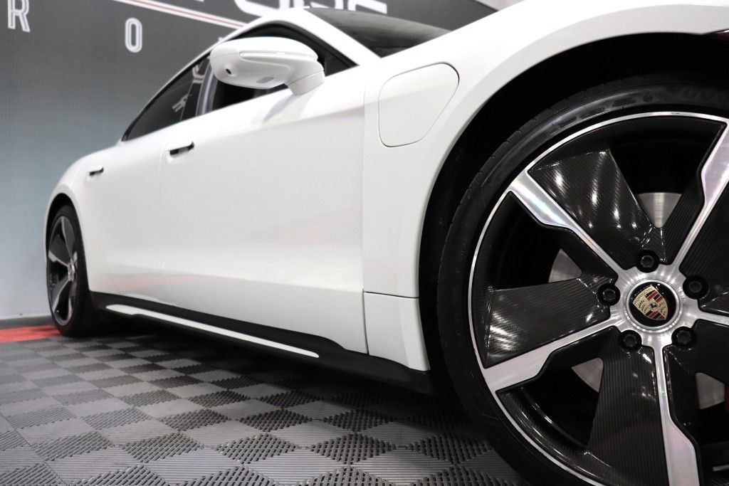 Photo 69 of this PORSCHE TAYCAN 4S