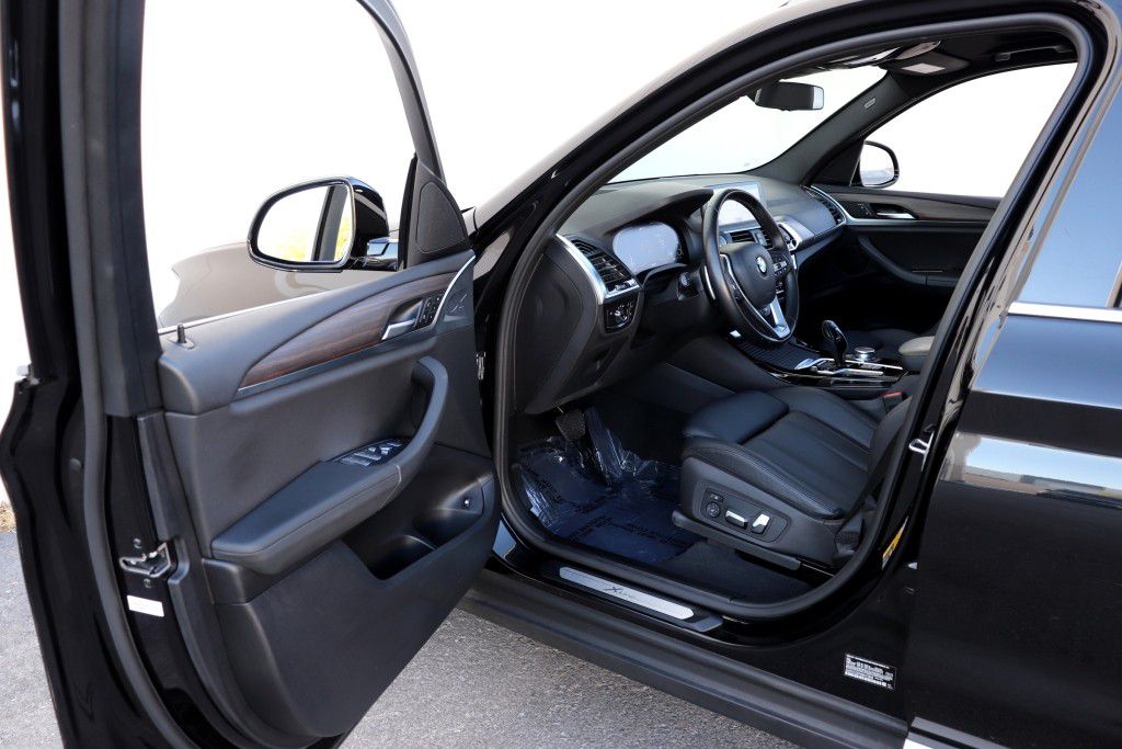 Photo 2 of this BMW X3 XDRIVE30E