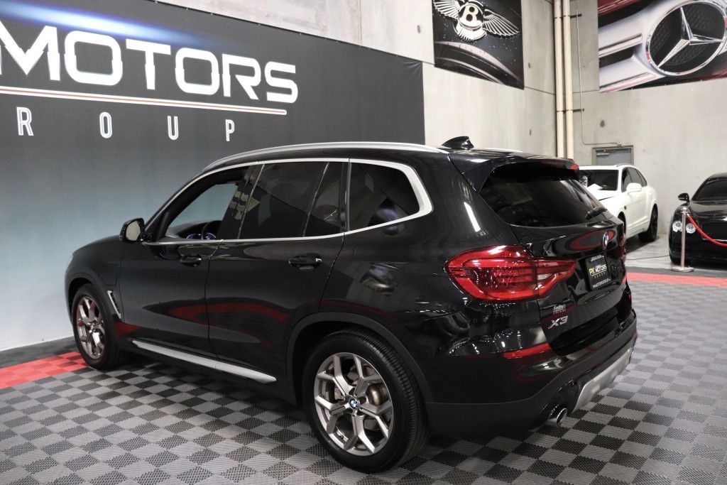 Photo 4 of this BMW X3 XDRIVE30E