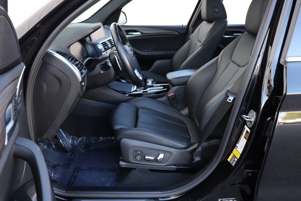 Photo 18 of this BMW X3 XDRIVE30E