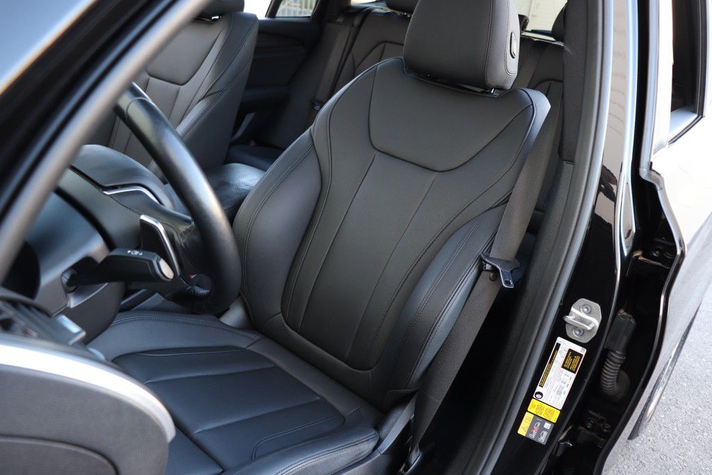 Photo 19 of this BMW X3 XDRIVE30E