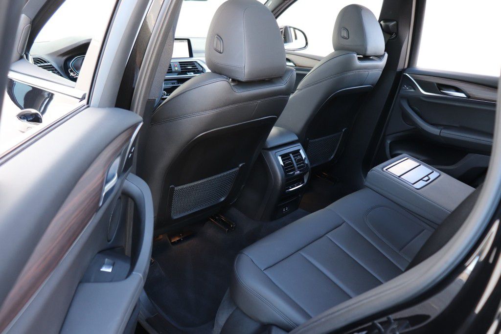 Photo 20 of this BMW X3 XDRIVE30E