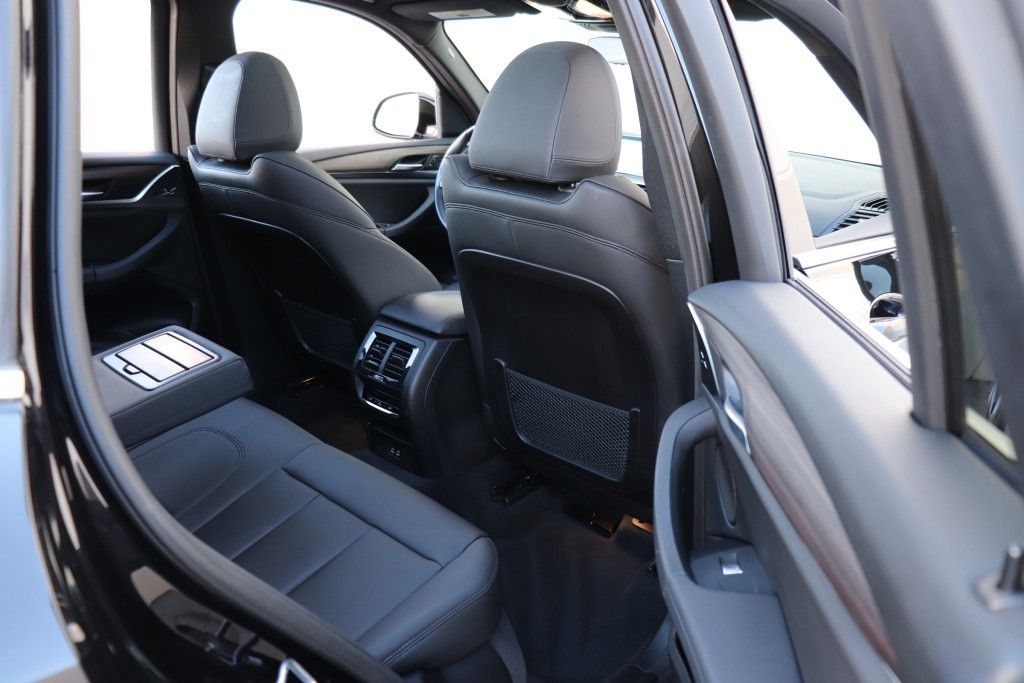 Photo 30 of this BMW X3 XDRIVE30E