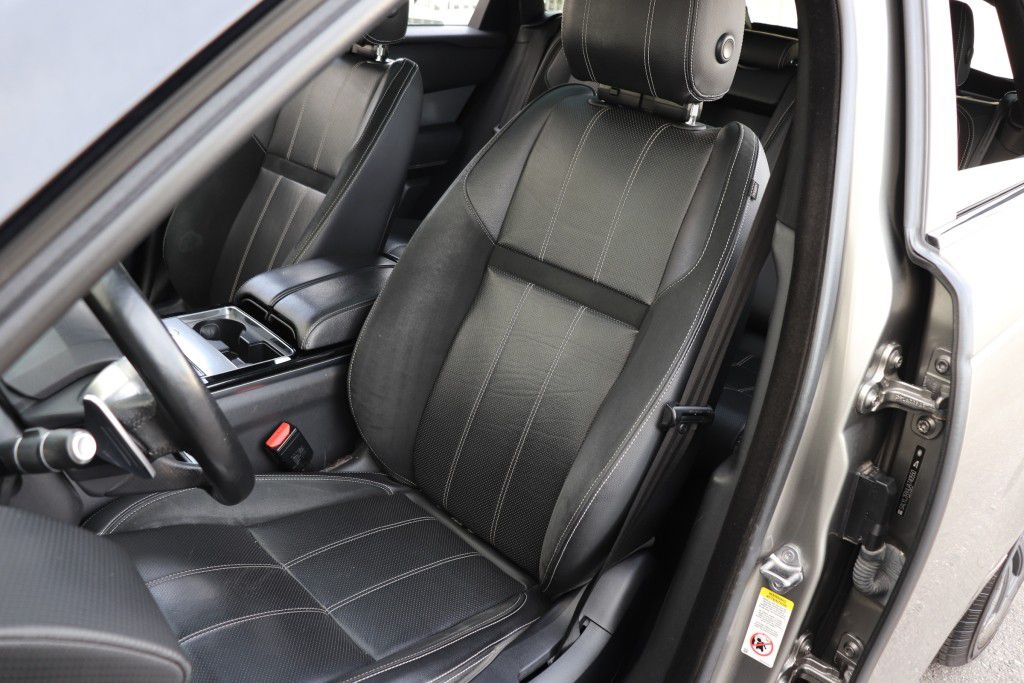 Photo 19 of this LAND ROVER RANGE ROVER VEL