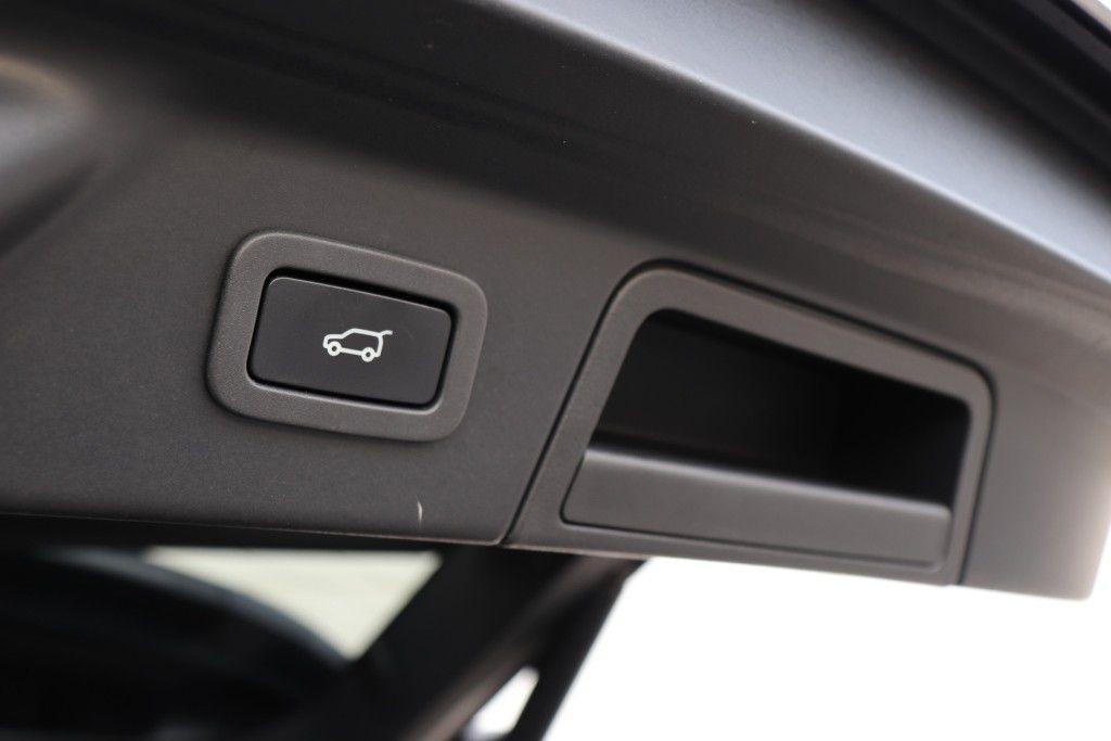 Photo 27 of this LAND ROVER RANGE ROVER VEL