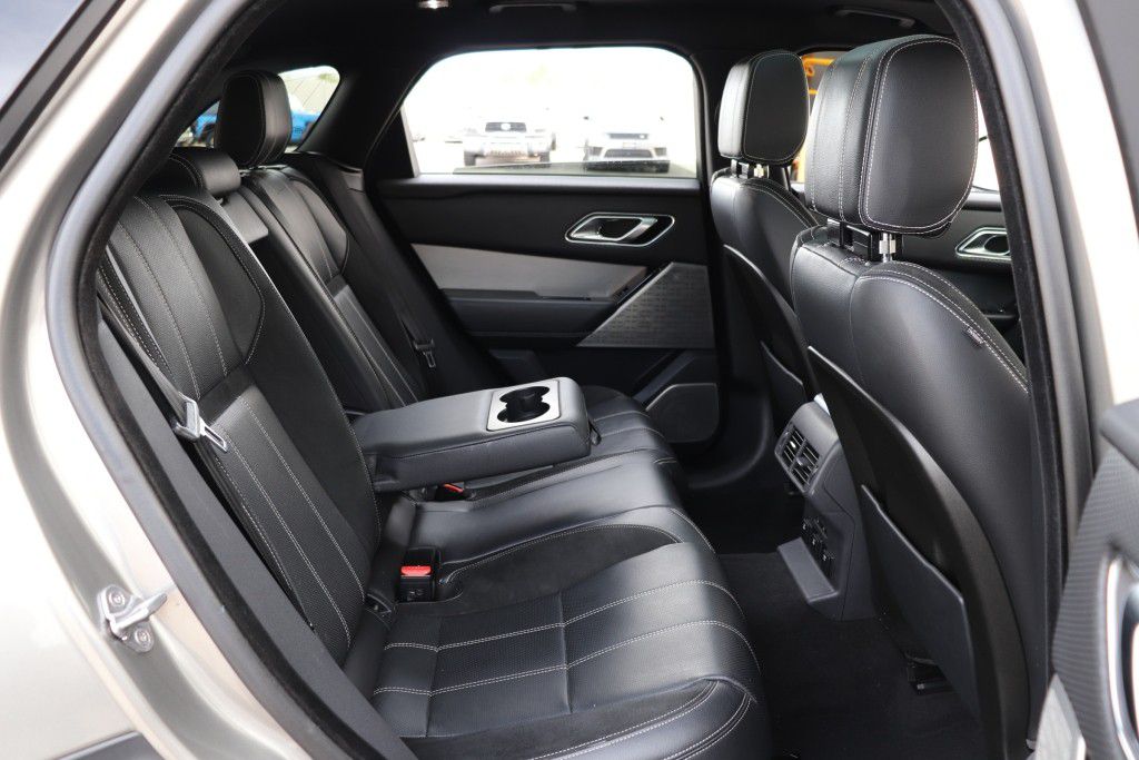Photo 29 of this LAND ROVER RANGE ROVER VEL