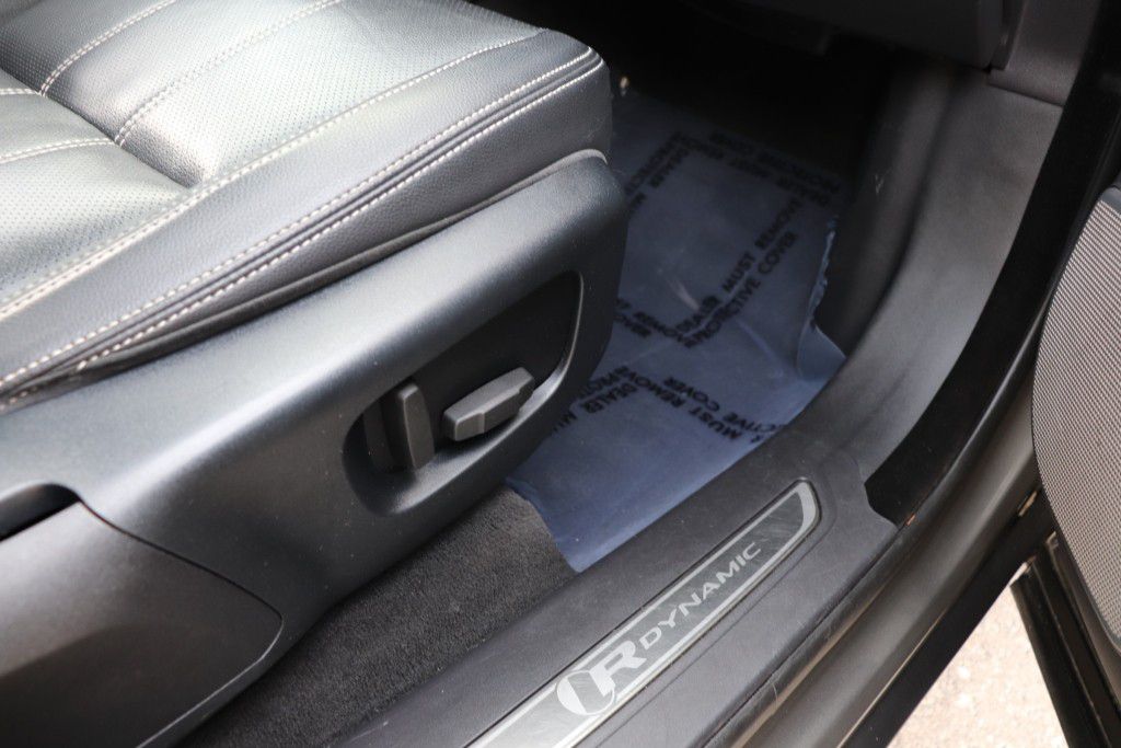 Photo 32 of this LAND ROVER RANGE ROVER VEL