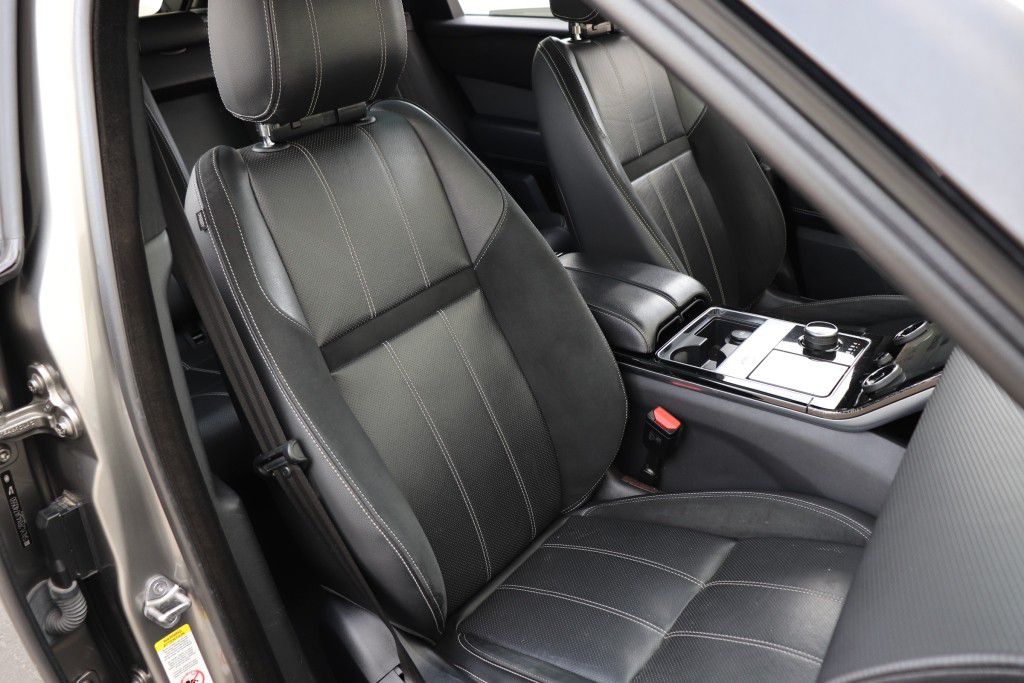 Photo 34 of this LAND ROVER RANGE ROVER VEL