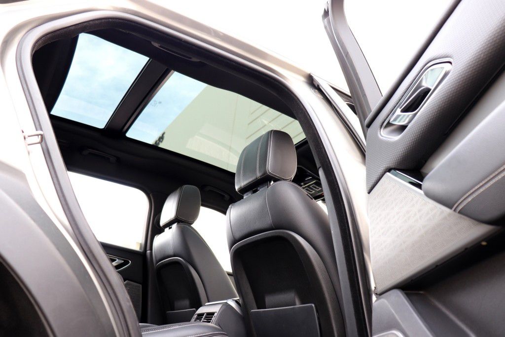 Photo 36 of this LAND ROVER RANGE ROVER VEL