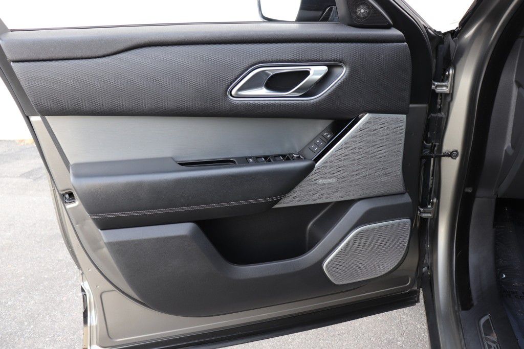 Photo 38 of this LAND ROVER RANGE ROVER VEL