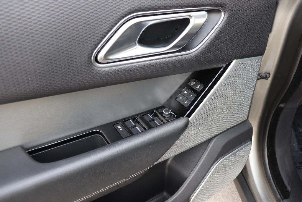 Photo 39 of this LAND ROVER RANGE ROVER VEL